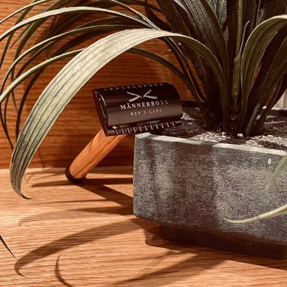 Verpackung des Rasierhobels ‚Wood‘ mit 10 hautschonenden Rasierklingen.