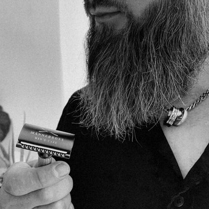 Detailansicht des Eichenholz-Griffs des nachhaltigen Rasierhobels von Männerboxx.