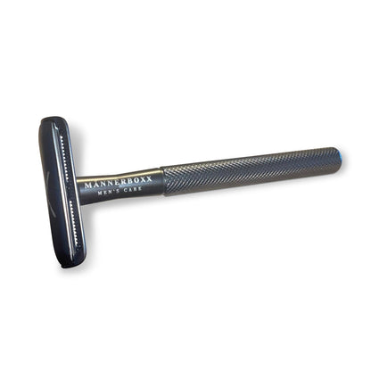 Anwendung des Rasierhobels ‚Black‘ für eine gründliche und sanfte Rasur ohne Irritationen.