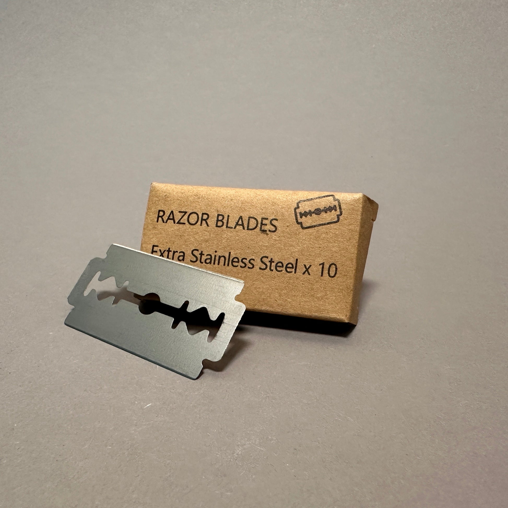 Hochwertige Premium Rasierklingen für Rasierhobel und Rasiermesser von Männerboxx auf einem Holzuntergrund.