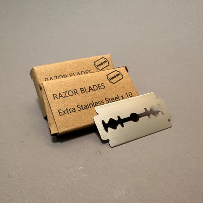 Nahaufnahme einer Premium Rasierklinge von Männerboxx für ein sanftes und gründliches Rasieren.