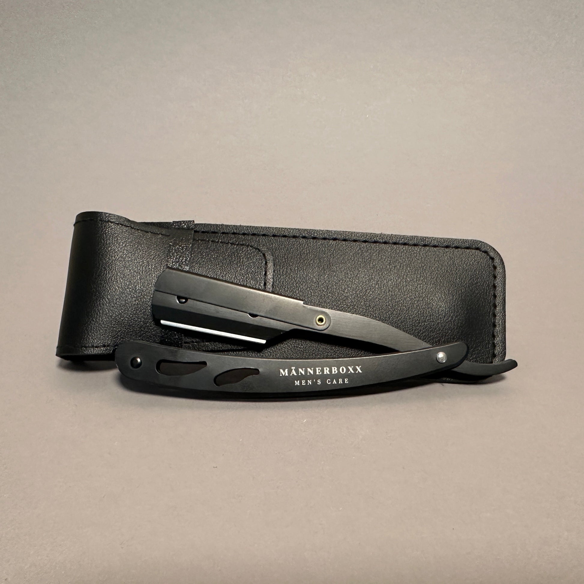 Premium Rasiermesser von Männerboxx im eleganten Lederetui, ideal für die klassische Rasur.