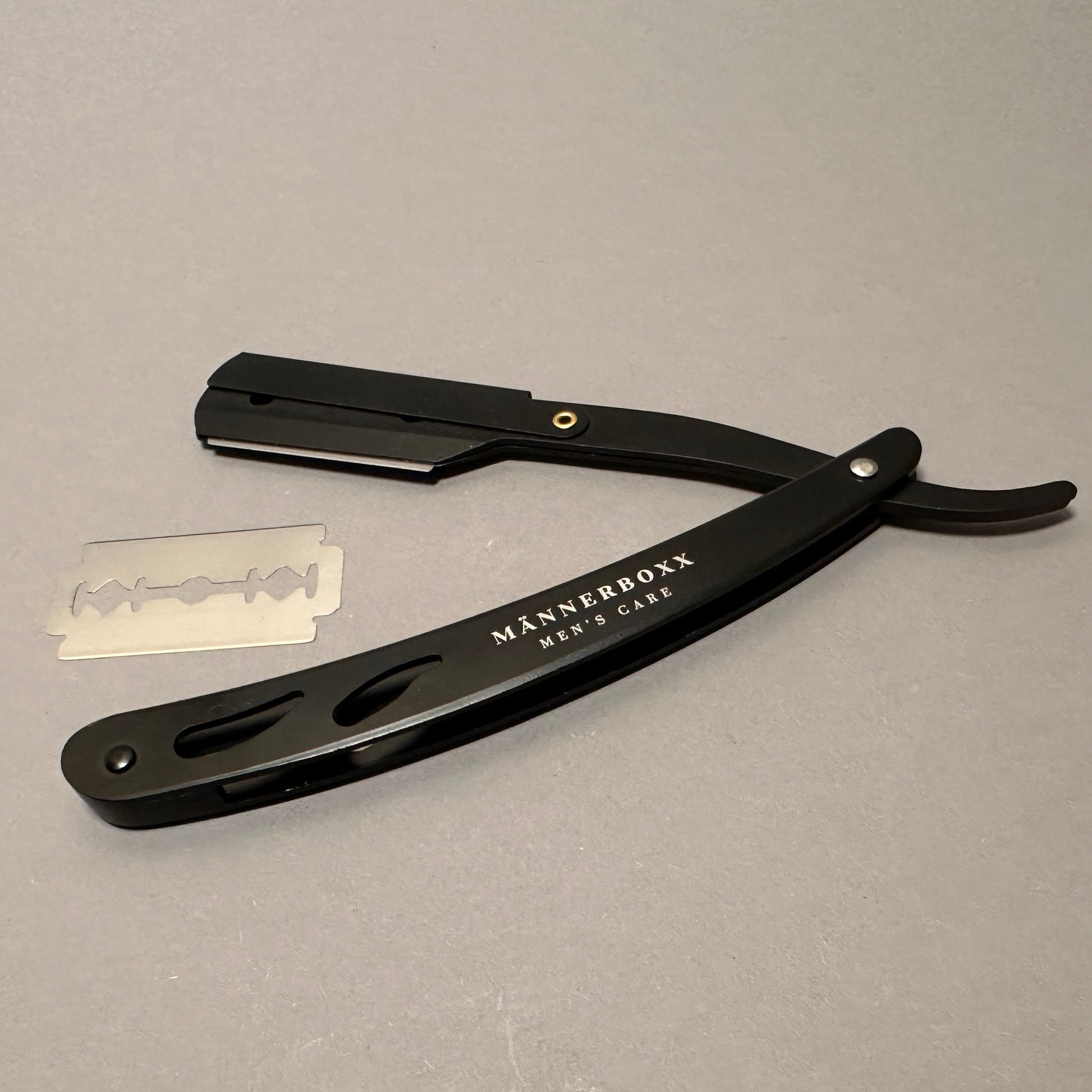 Das hochwertige Lederetui für das Rasiermesser, schützt und bewahrt das Rasierwerkzeug.