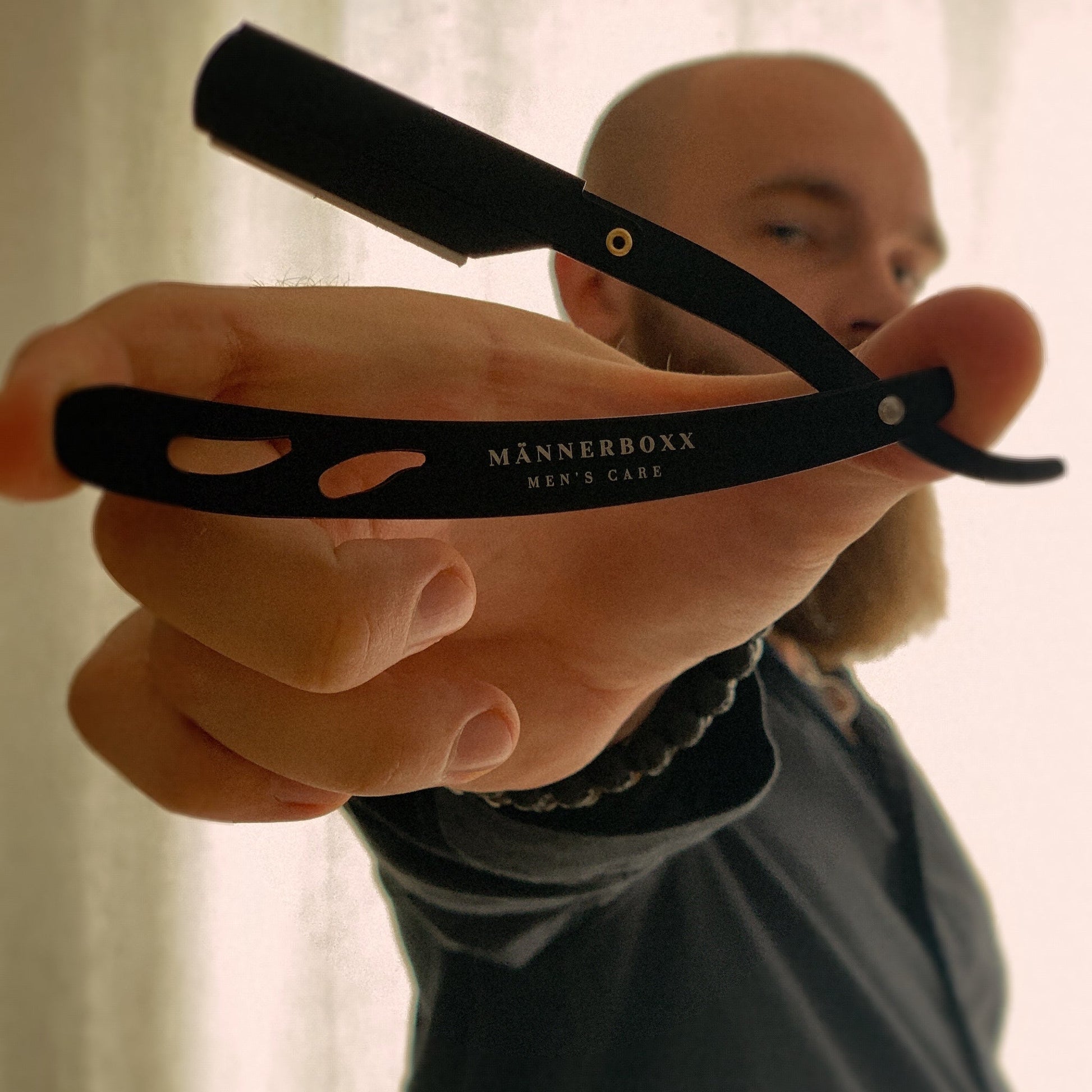 Detailaufnahme des Rasiermessers mit geschwungener Klinge, perfekt für eine präzise Rasur.