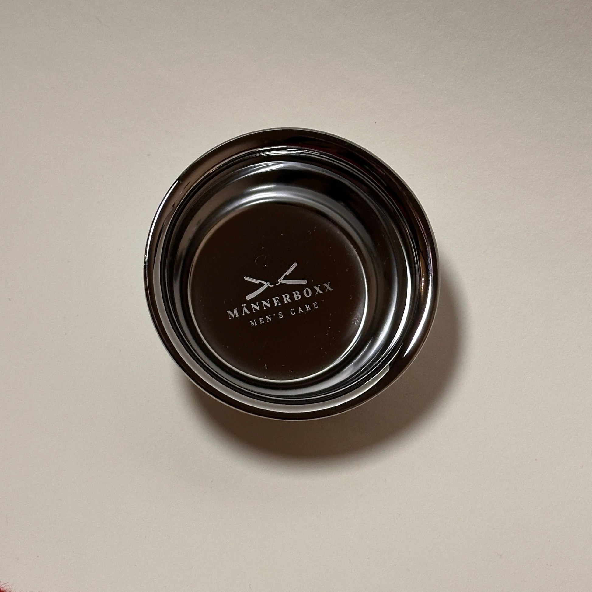 Rasierschale von Männerboxx in Anwendung, zeigt die cremige Rasur mit echtem Rasierseife.