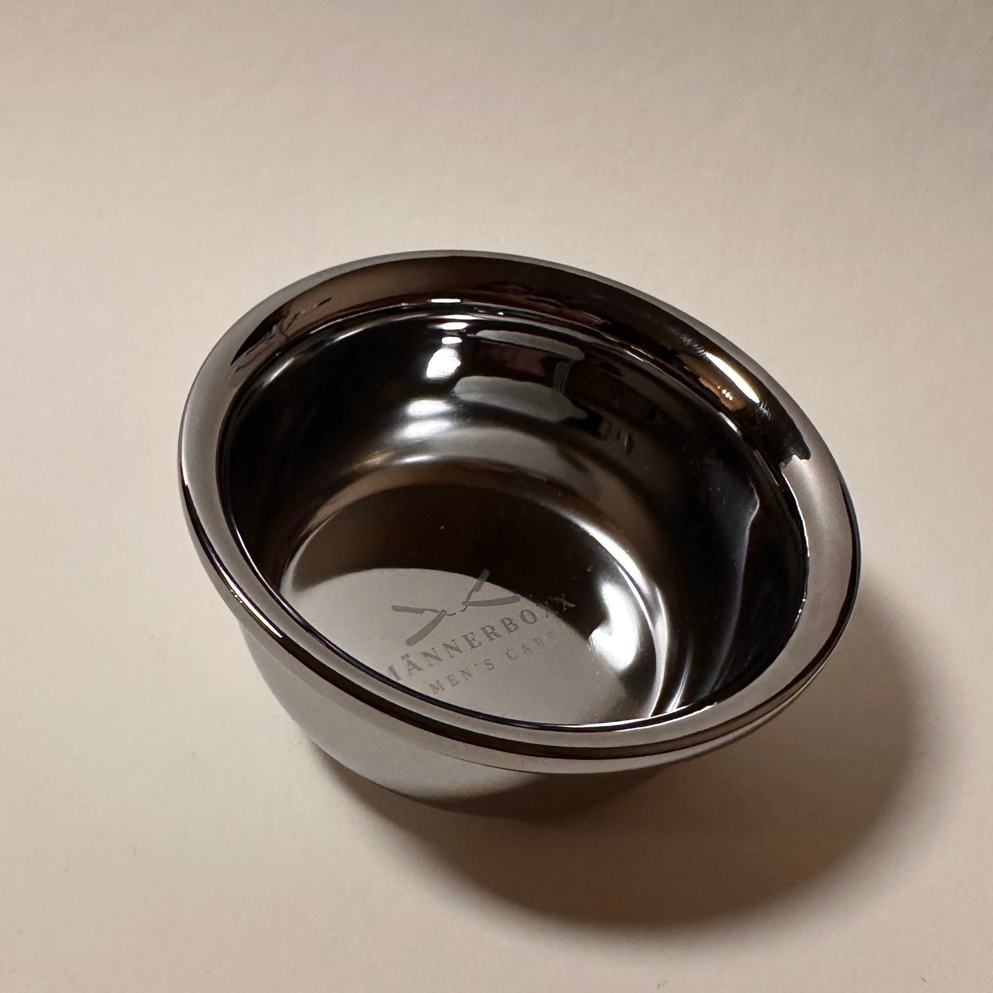 Hochwertige Rasierschale von Männerboxx für die perfekte Herrenrasur, stilvolles Design in Edelstahl.