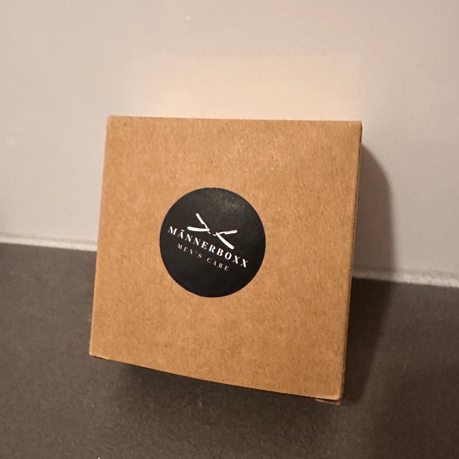 Verpackung der Männerboxx Rasierschale in umweltfreundlicher Box, passend zu ekovita Produkten.