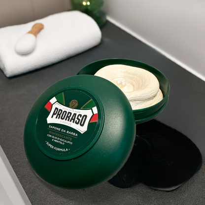 Öffnete Packung der Männerboxx Rasierseife, die die glatte Textur der Eukalyptus-Öl Seife zeigt.