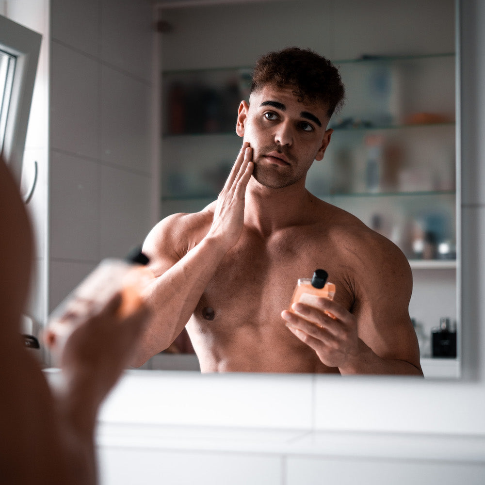 Sanfte Anwendung der ekovita Aftershave Lotion auf der Haut für optimale Feuchtigkeitspflege.