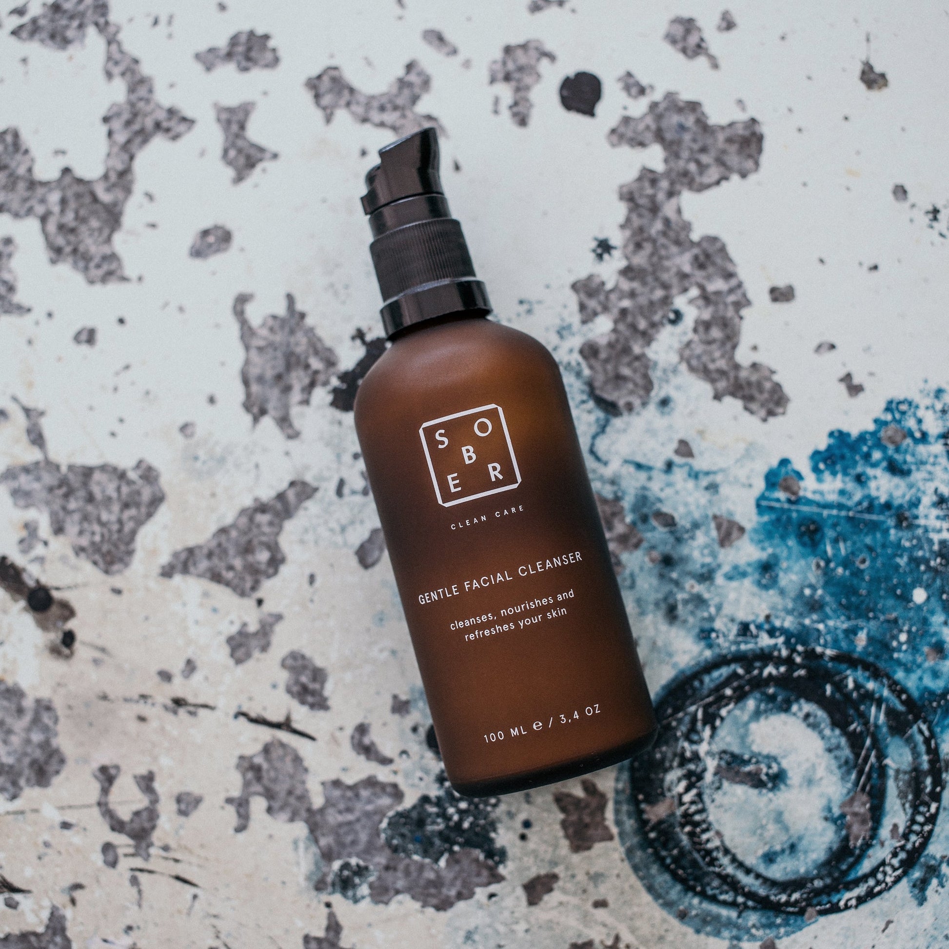 Close-up der Premium Verpackung des sober Gentle Facial Cleanser mit Logos.