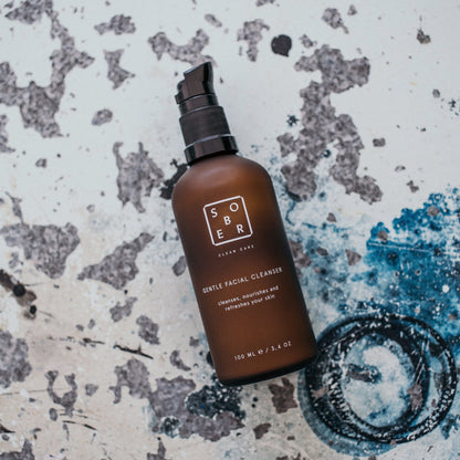 Close-up der Premium Verpackung des sober Gentle Facial Cleanser mit Logos.