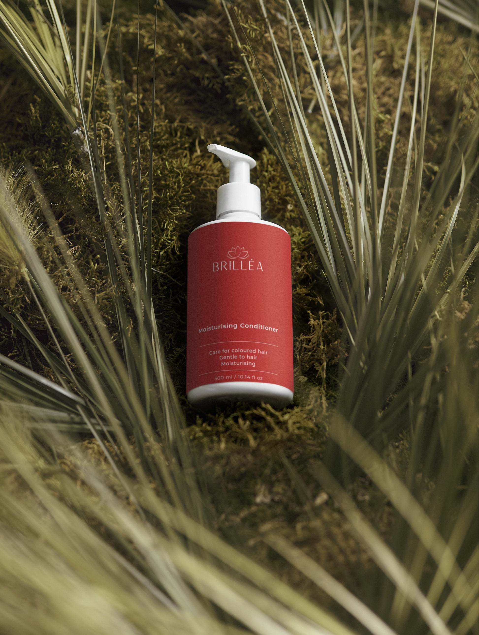 Inhaltsstoffe der veganen Feuchtigkeits-Spülung auf der Rückseite der 300ml Flasche.