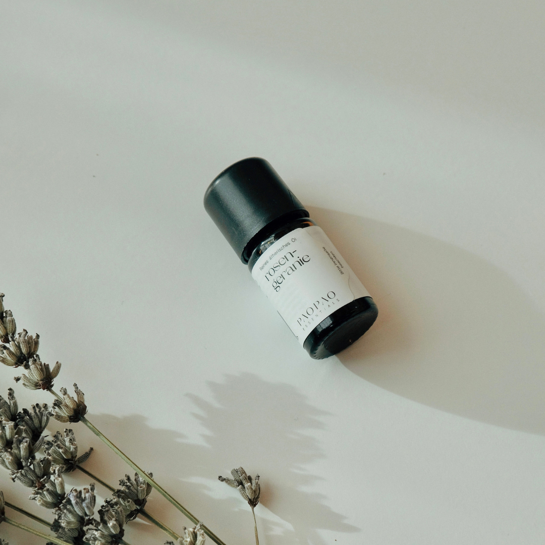 Rosengeranie Bourbon ätherisches Öl in einer eleganten Flasche, 100% naturrein und ideal für die Anwendung in der Aromatherapie.