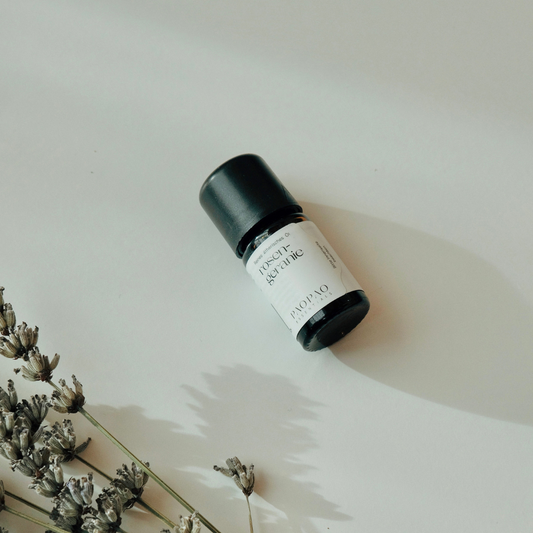 Rosengeranie Bourbon ätherisches Öl in einer eleganten Flasche, 100% naturrein und ideal für die Anwendung in der Aromatherapie.