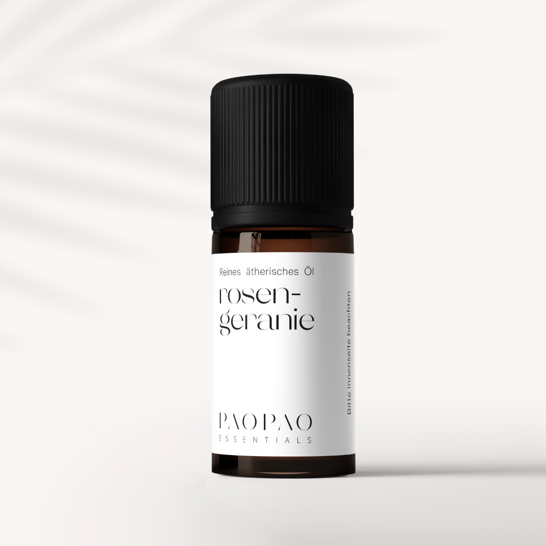 Detailaufnahme der hochwertigen Verpackung des Rosengeranie Öls, perfekt für natürliche Nahrungsergänzungsmittel von paopao essentials.