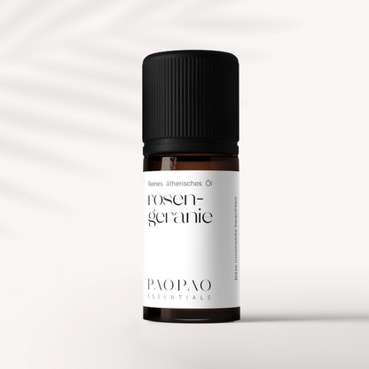 Detailaufnahme der hochwertigen Verpackung des Rosengeranie Öls, perfekt für natürliche Nahrungsergänzungsmittel von paopao essentials.