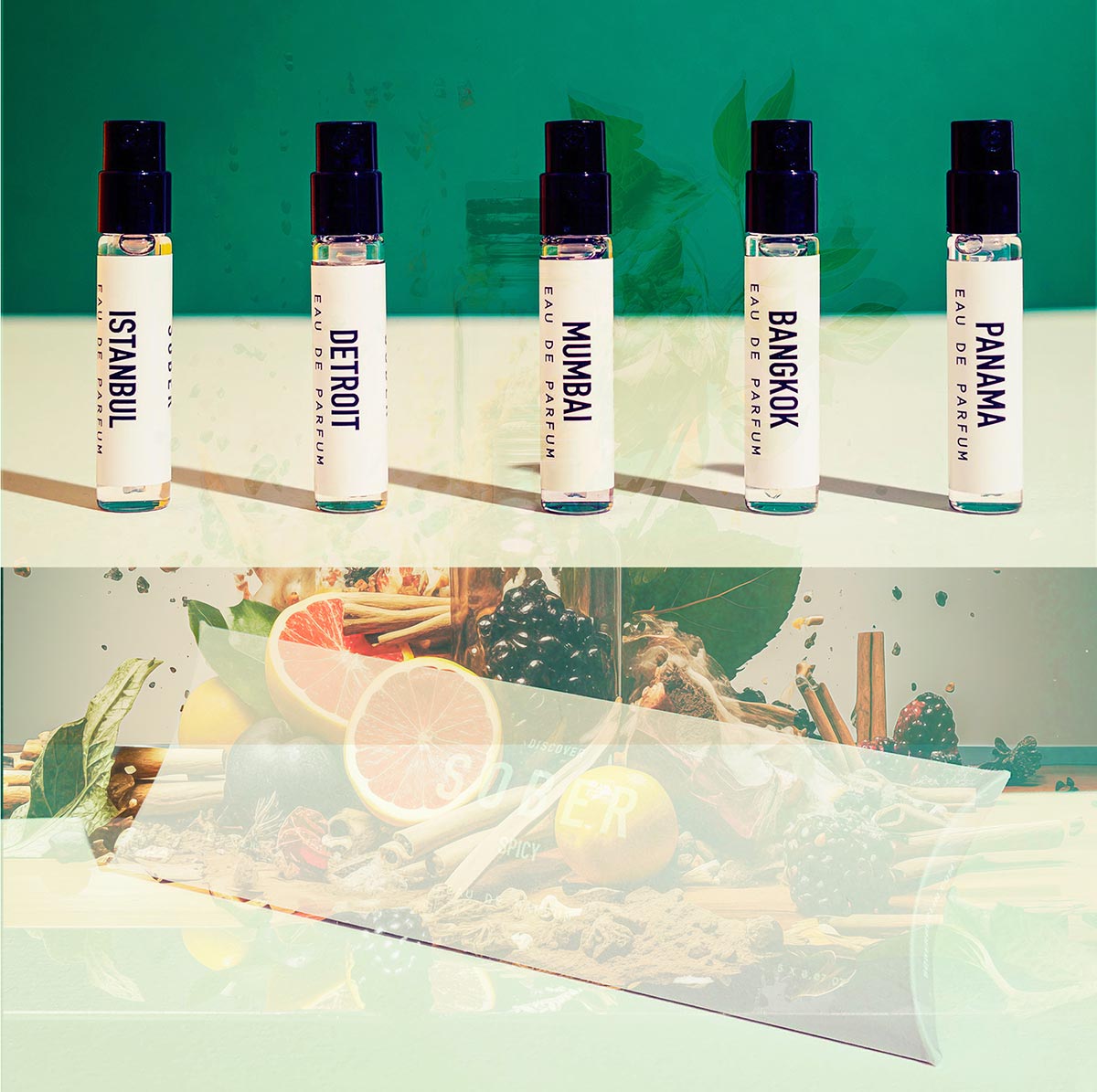 BANGKOK Eau de Parfum Flakon auf einem stilvollen Tisch, umgeben von Naturmaterialien.