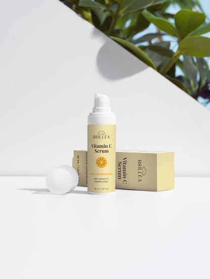 Nahaufnahme des Brilléa Vitamin C Serums, das die Textur und Färbung des Anti-Aging Serums zeigt.