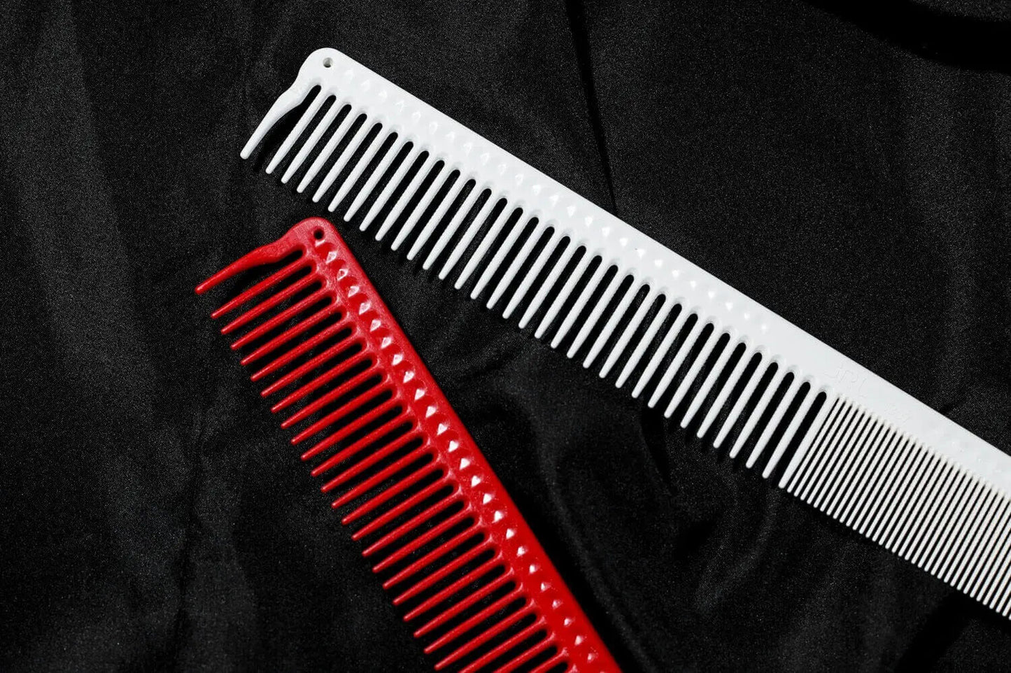 Anwendung des ekovita Cuts Kamm bei einer Haarschnittbehandlung für exzellente Ergebnisse.
