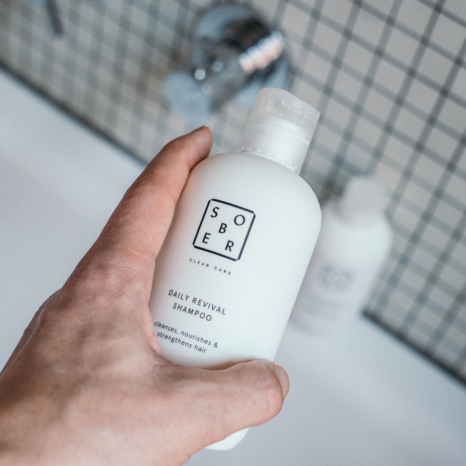 Produktverpackung des sober Daily Revival Shampoos, ideal für tägliche Haarpflege.