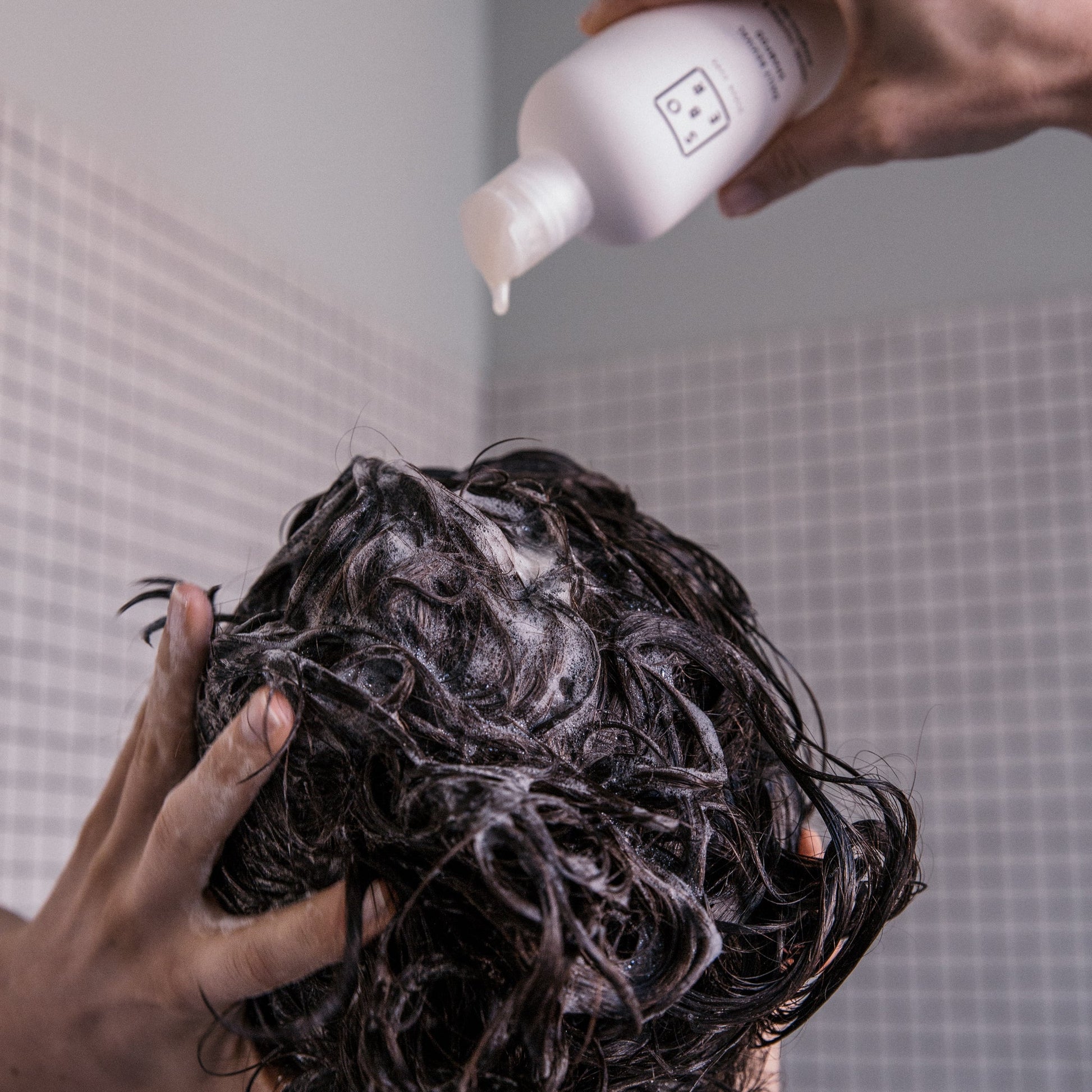 Schaum des Daily Revival Shampoos beim Waschen, unterstützt Haarwachstum.