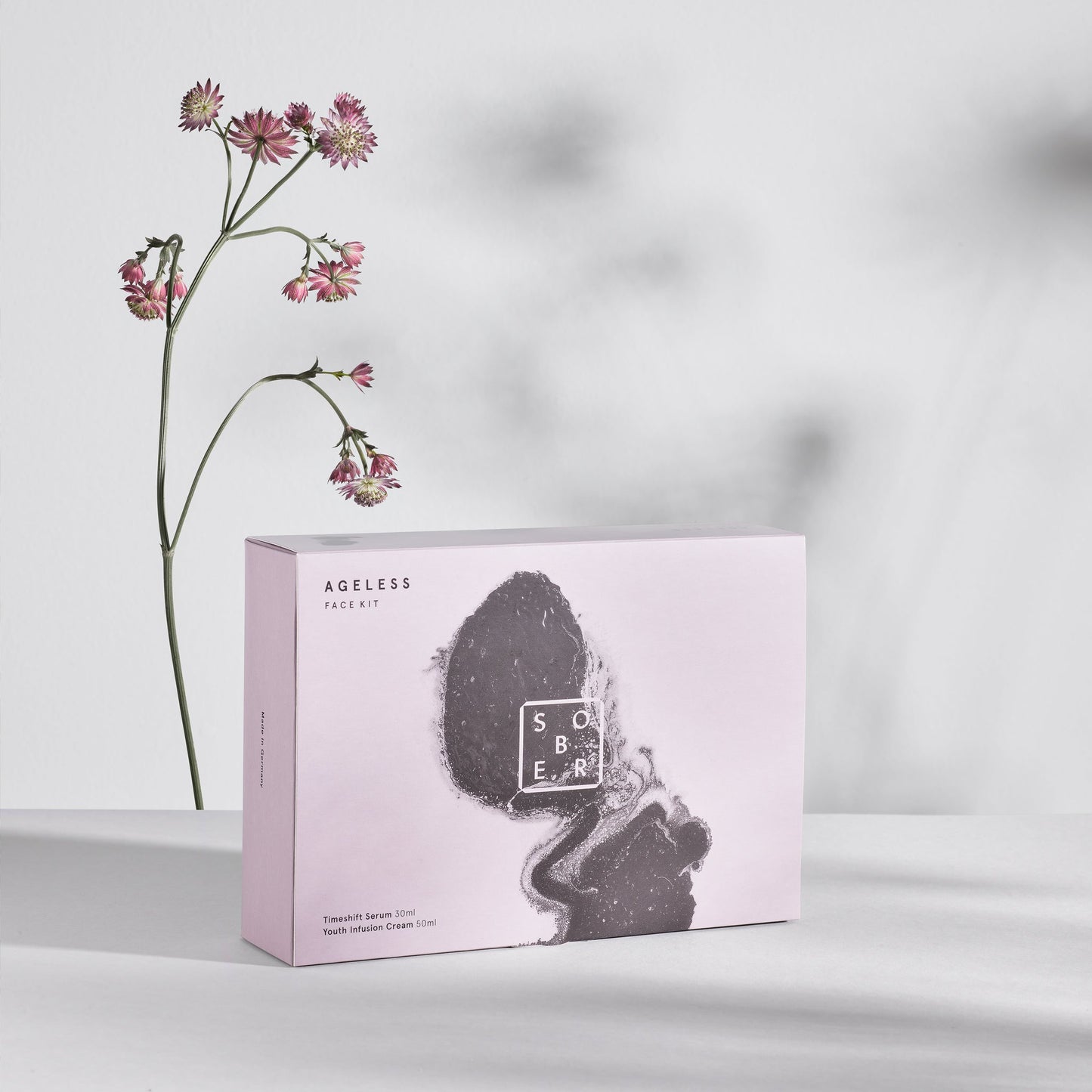 Verpackung des Ageless Face Kits von sober, ideal als Geschenk für Hautpflege-Liebhaber.