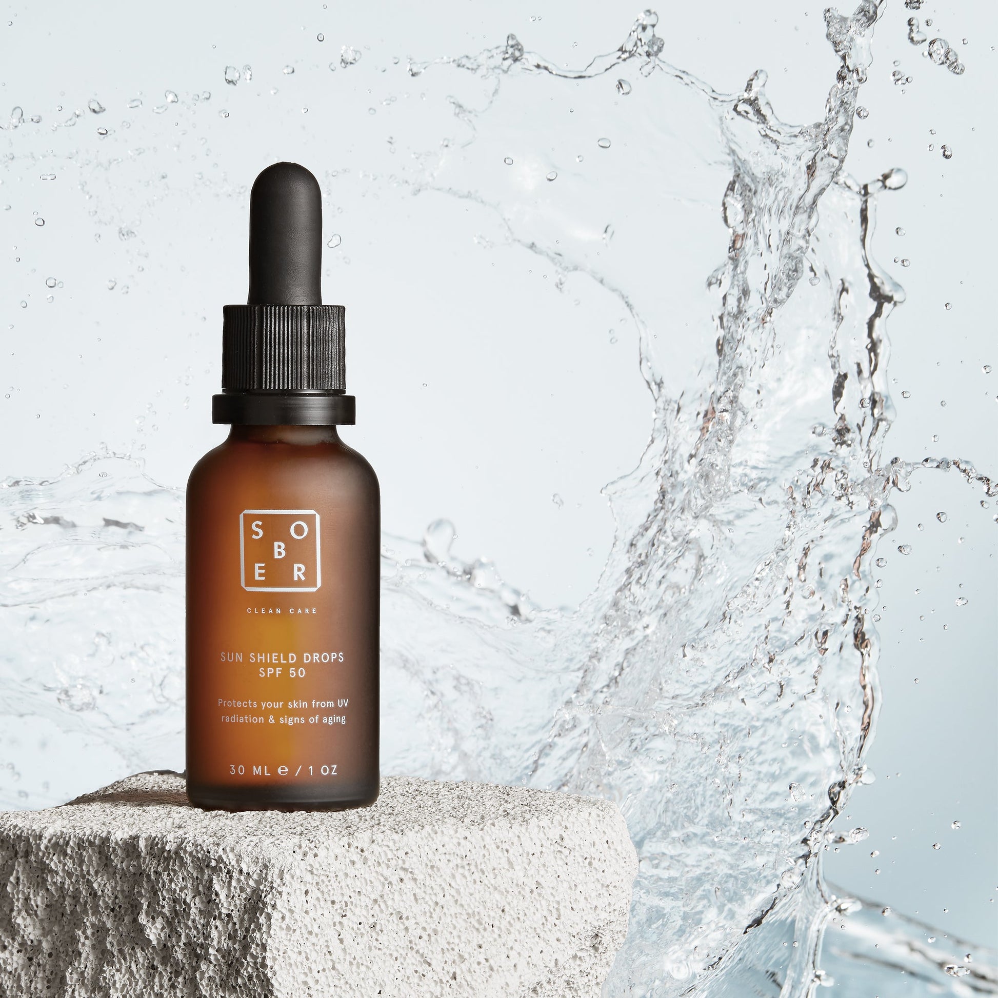 Ekologischer Sun Shield Drops LSF 50 Sonnenschutzserum von sober, perfekt für empfindliche Haut.