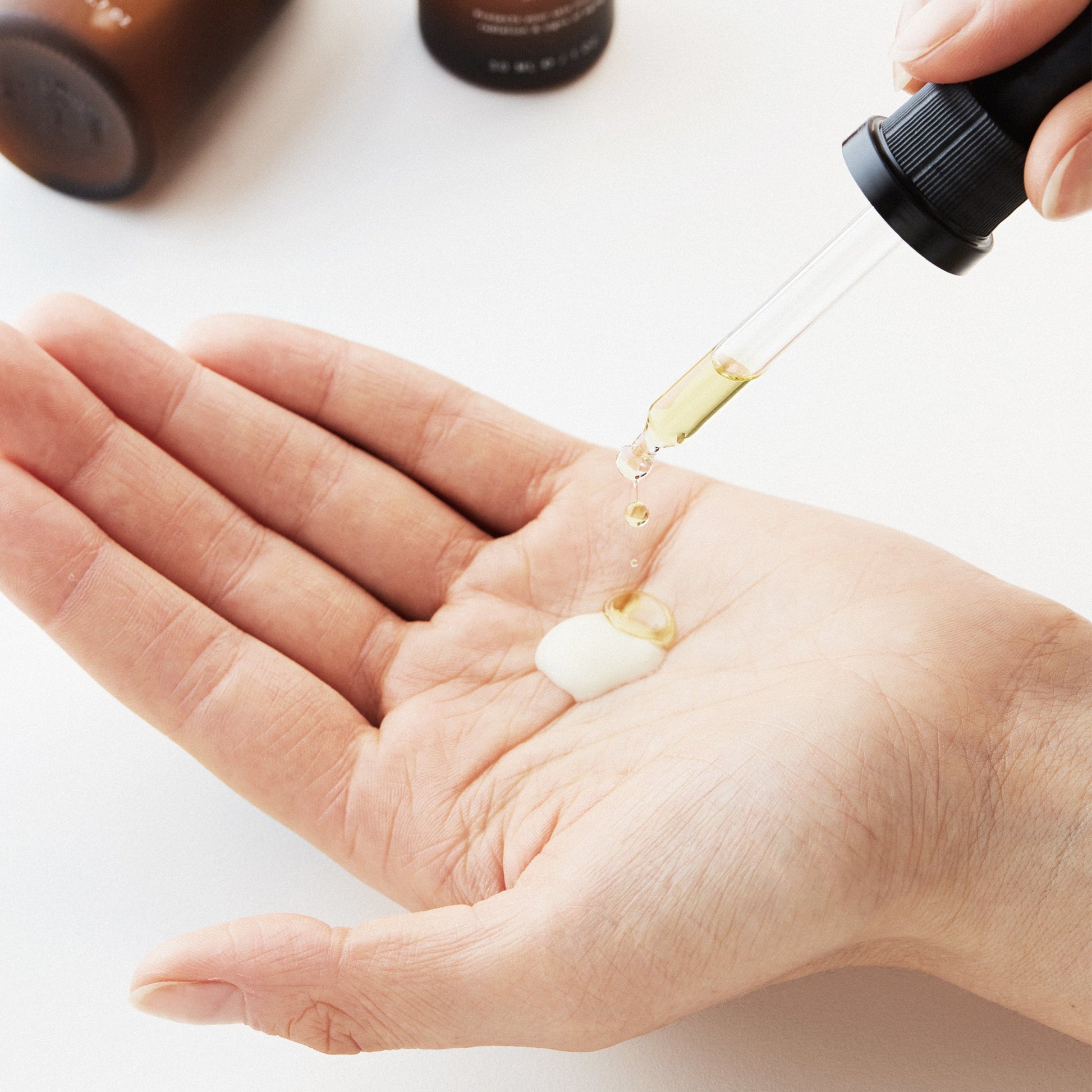 Sun Shield Drops im Einsatz, aufgetragen auf Gesicht und Schultern für maximalen Sonnenschutz.