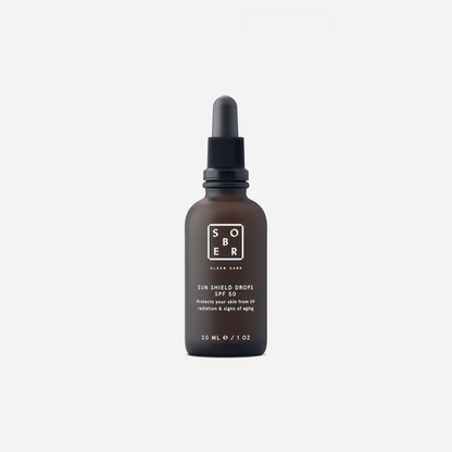 Sun Shield Drops LSF 50 Sonnenschutzserum von ekovita in eleganter Verpackung auf weißem Hintergrund.
