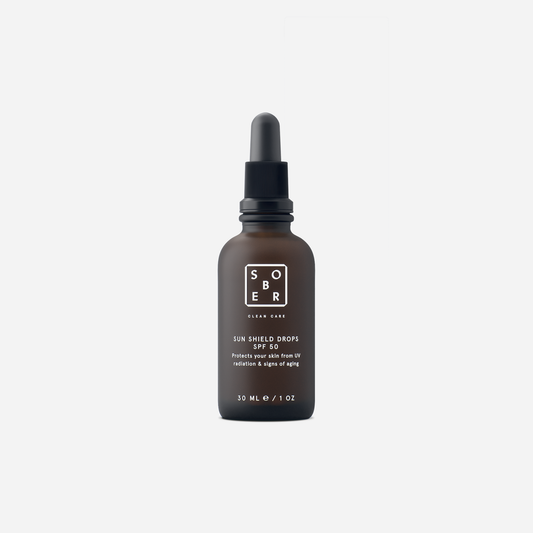 Sun Shield Drops LSF 50 Sonnenschutzserum von ekovita in eleganter Verpackung auf weißem Hintergrund.