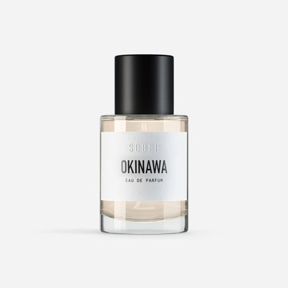 Okinawa Eau de Parfum in einem eleganten Flakon, ideal für Unisex Duftliebhaber und jeden Anlass.