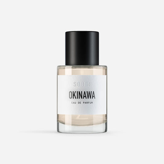 Okinawa Eau de Parfum in einem eleganten Flakon, ideal für Unisex Duftliebhaber und jeden Anlass.