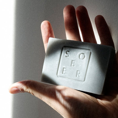 Einfache Anwendung der Premium Seife, die für jede Haut geeignet ist.