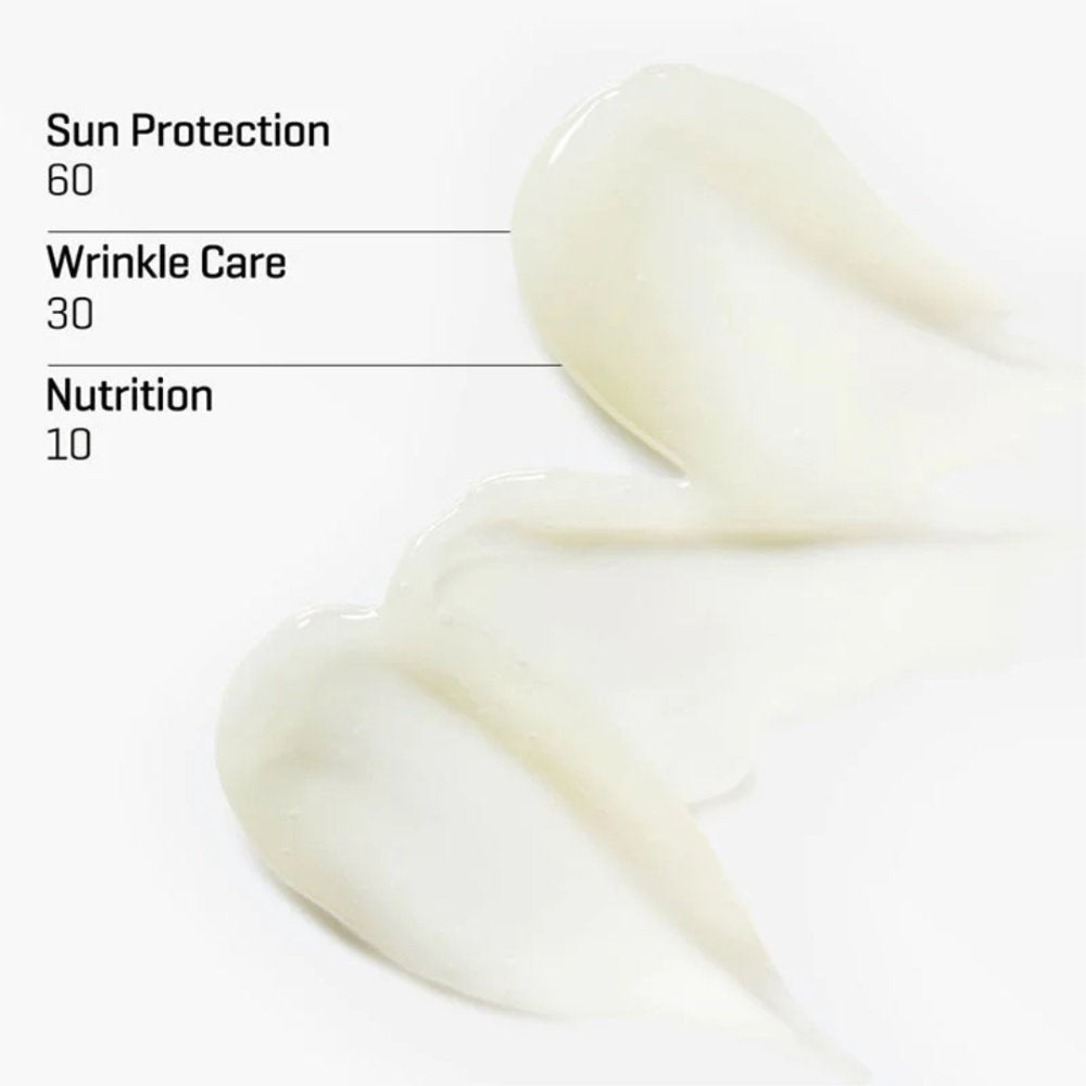 Anwendung des Hyal Lip Sun Protectors auf den Lippen für intensive Pflege und Sonnenschutz.