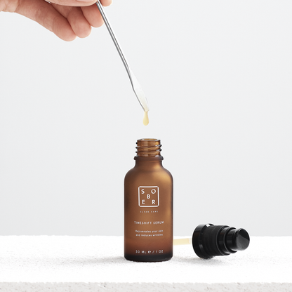 Zwei verschiedene Edelstahl Kosmetikspatel von ekovita, perfekt für präzise Anwendung in der Kosmetik.