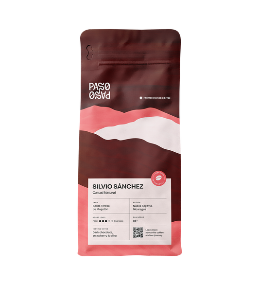 Espresso Catuai Natural - Premium Kaffee von ekovita in elegantem Beutel, bereit für die Zubereitung.