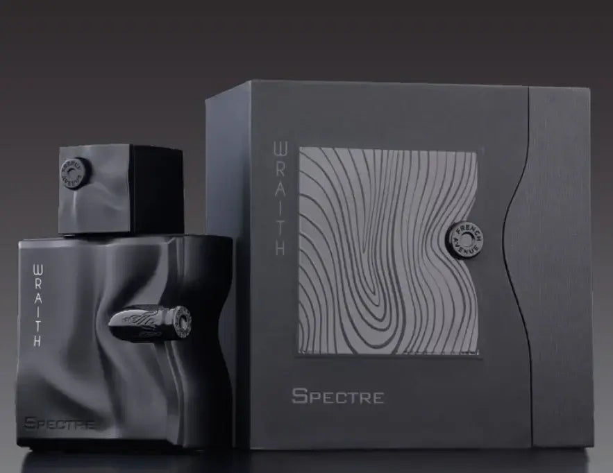 French Avenue Spectre Wraith Männer Parfum 100ml auf einem eleganten Tisch, verströmt Luxus und Stil.