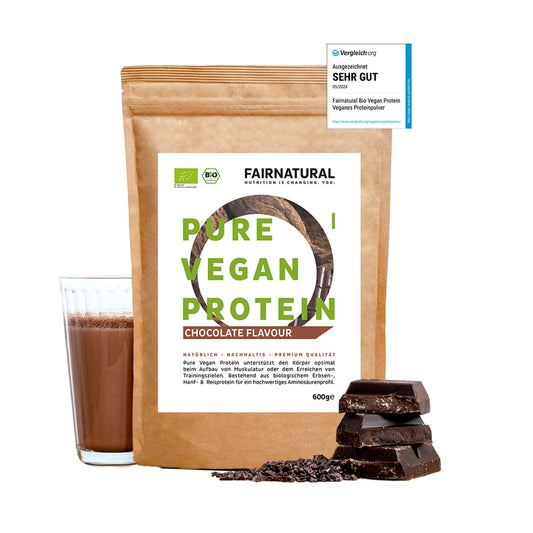 Bio Veganes Proteinpulver Schoko von Fairnatural® in einer Verpackung aus recycelbarem Material.