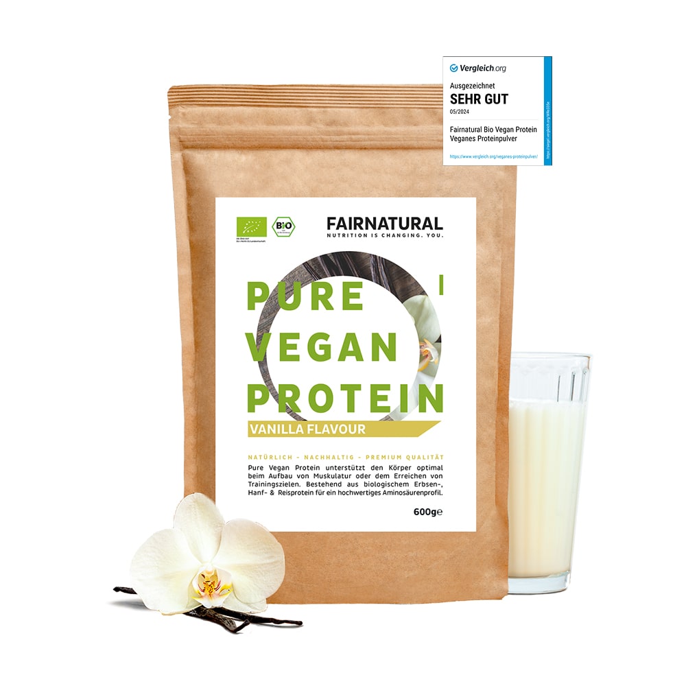Bio veganes Proteinpulver Vanille in einer transparenten Verpackung von Fairnatural® auf einem Holztisch.