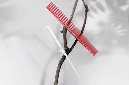 Anwendung des Fine Teeth Tail Combs beim Frisieren, für feines und glattes Haar.