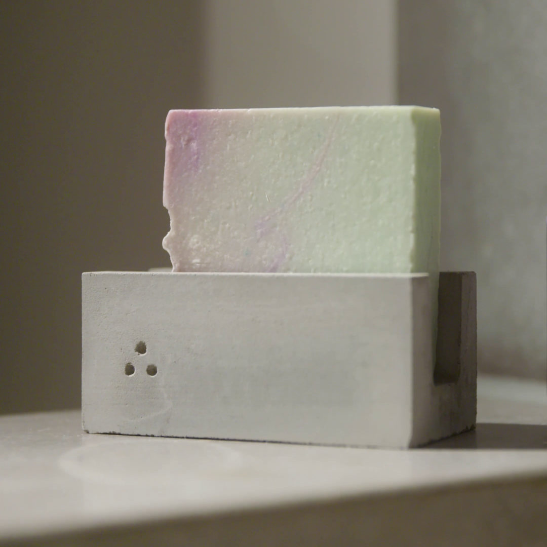 Weiche Textur der handgemachten Seife 002, angereichert mit Traubenkernöl für eine sanfte Reinigung