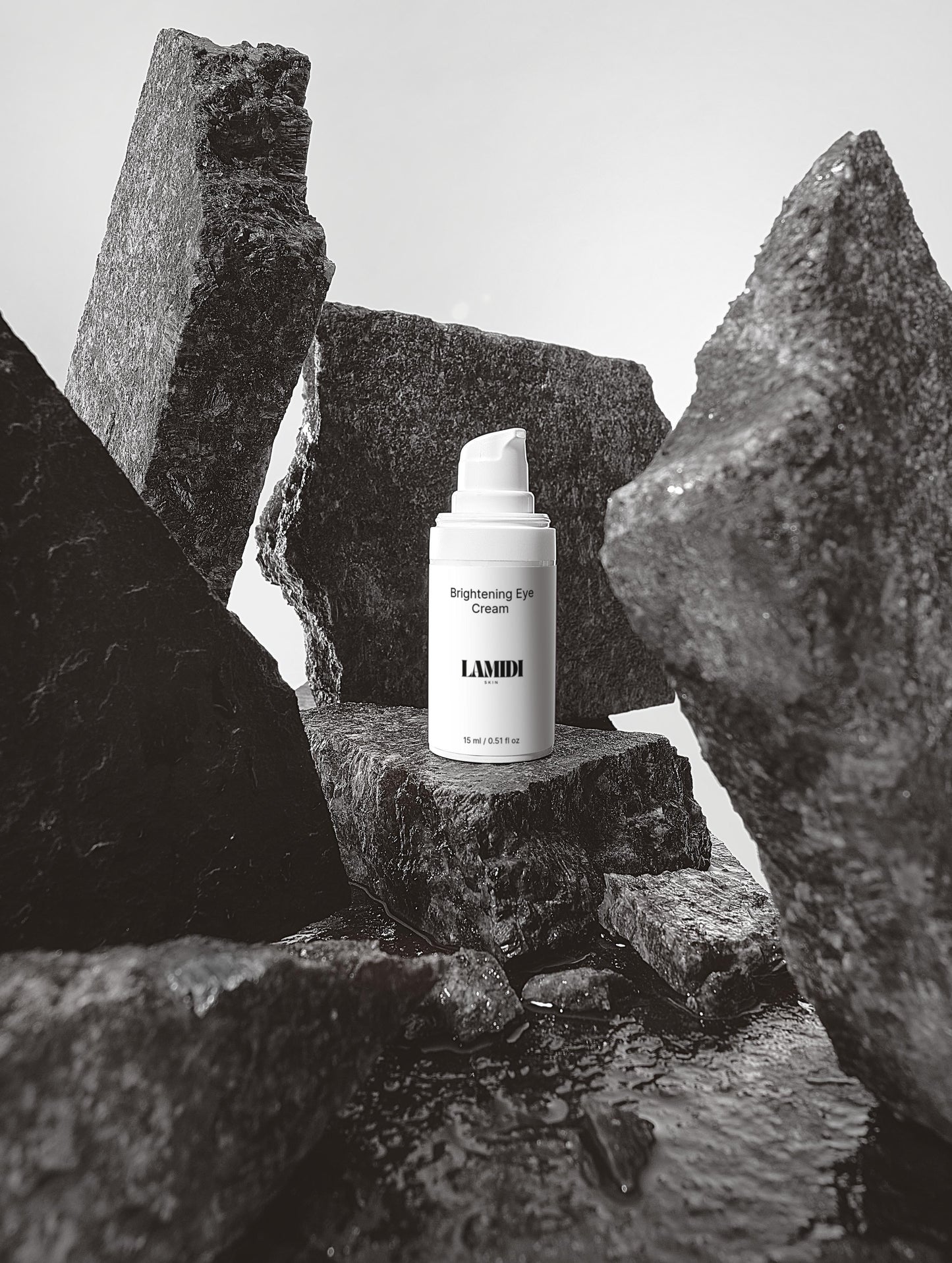 Nahaufnahme der Brightening Eye Cream mit natürlicher Textur, die für die Pflege der empfindlichen Augenpartie sorgt.
