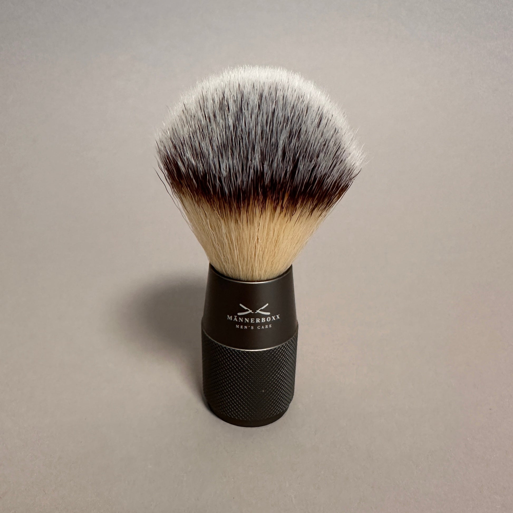 Veganer Rasierpinsel der Marke Männerboxx in elegantem schwarzen Design für eine perfekte Männerpflege.