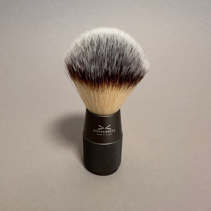 Veganer Rasierpinsel der Marke Männerboxx in elegantem schwarzen Design für eine perfekte Männerpflege.