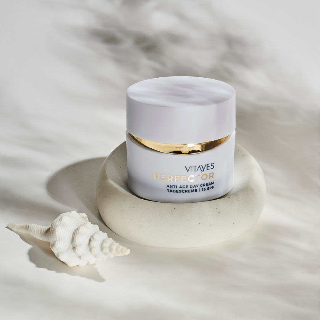 Verpackung der Ekovita Perfector Glow Day Cream bietet Lichtschutzfaktor 15 für täglichen Schutz.