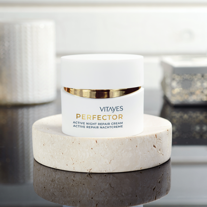 Anwendung der veganen Nachtcreme mit Hyaluronsäure auf der Haut für eine optimale Feuchtigkeitsregeneration.