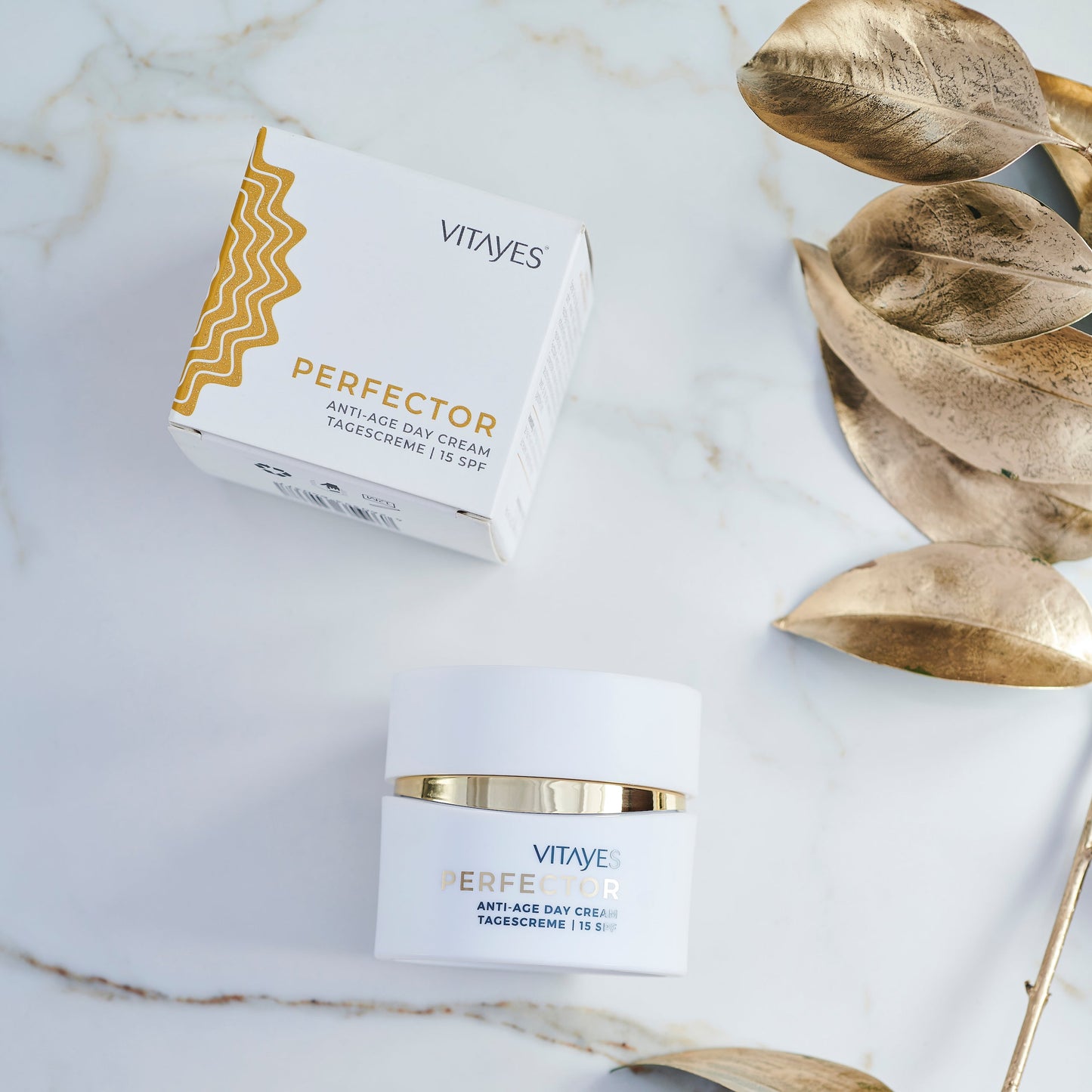 Nahaufnahme der Perfector Glow Day Cream zeigt die hochwertige Konsistenz für optimale Hautpflege.