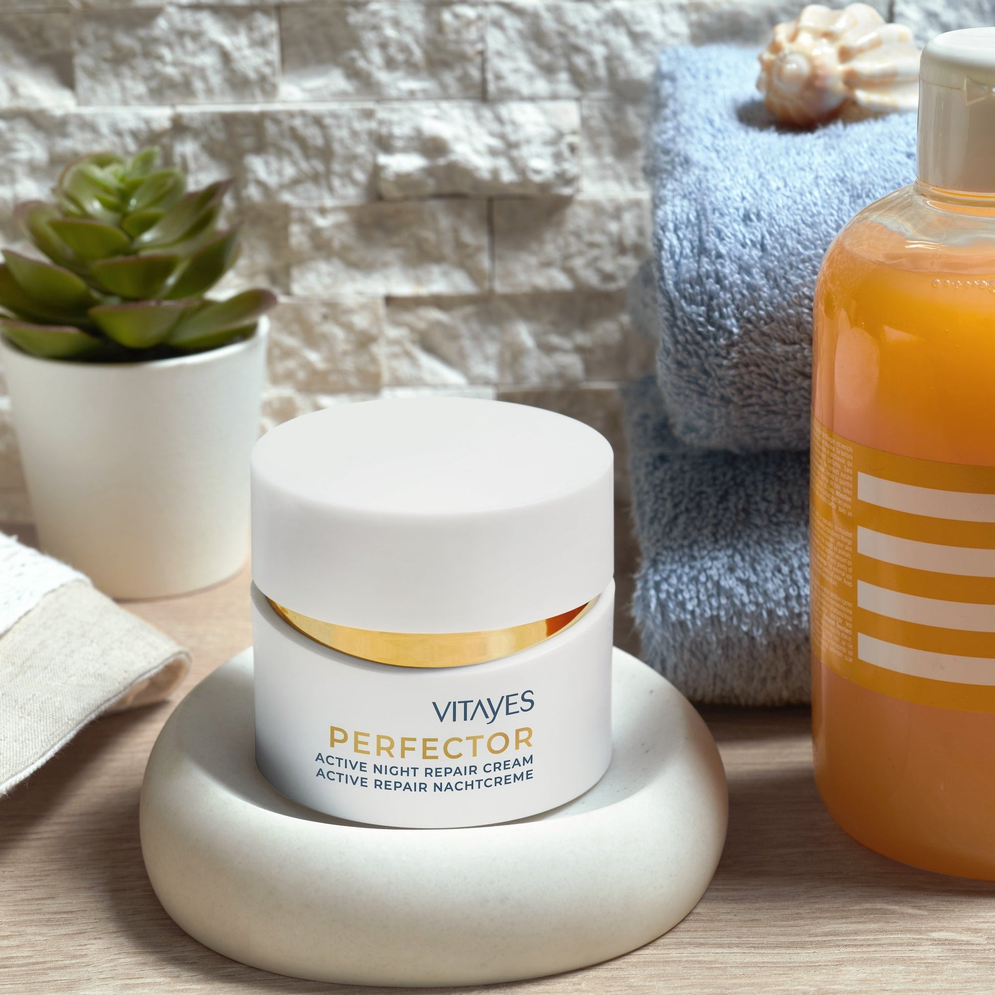 Natürliche Inhaltsstoffe der Regenerations-Nachtcreme, präsentiert eine vegane Formel für gesunde Haut.