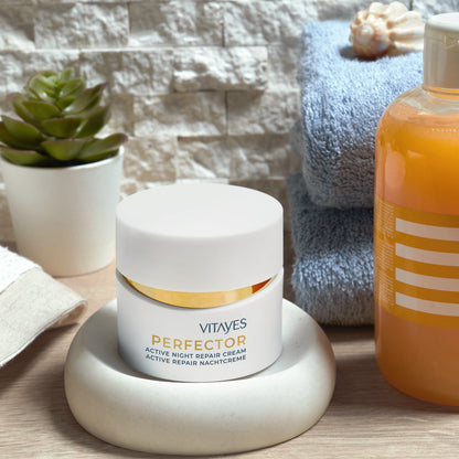 Natürliche Inhaltsstoffe der Regenerations-Nachtcreme, präsentiert eine vegane Formel für gesunde Haut.