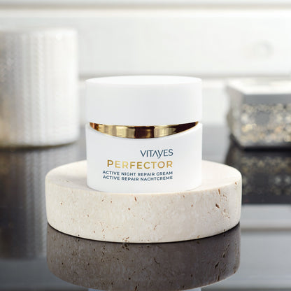 Detailaufnahme der Nachtcreme, die die sanfte Lichtreflexion auf der Oberfläche zeigt.